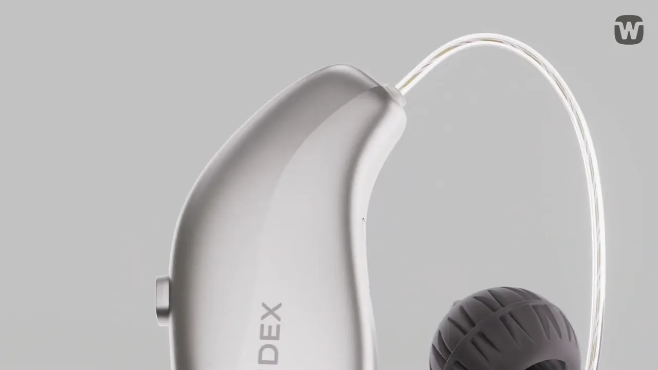 Widex Allure RIC işitme cihazı, alıcı hoparlörü ve kulak ucu ile yakın plan